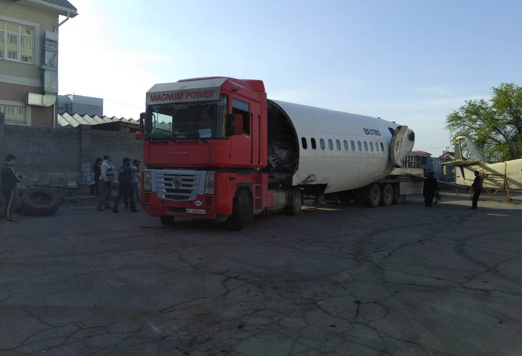 Cамолет Боинг-737-300 доставлен из аэропорта города Ош в город Бишкек, в  Кыргызский авиационный  ин...