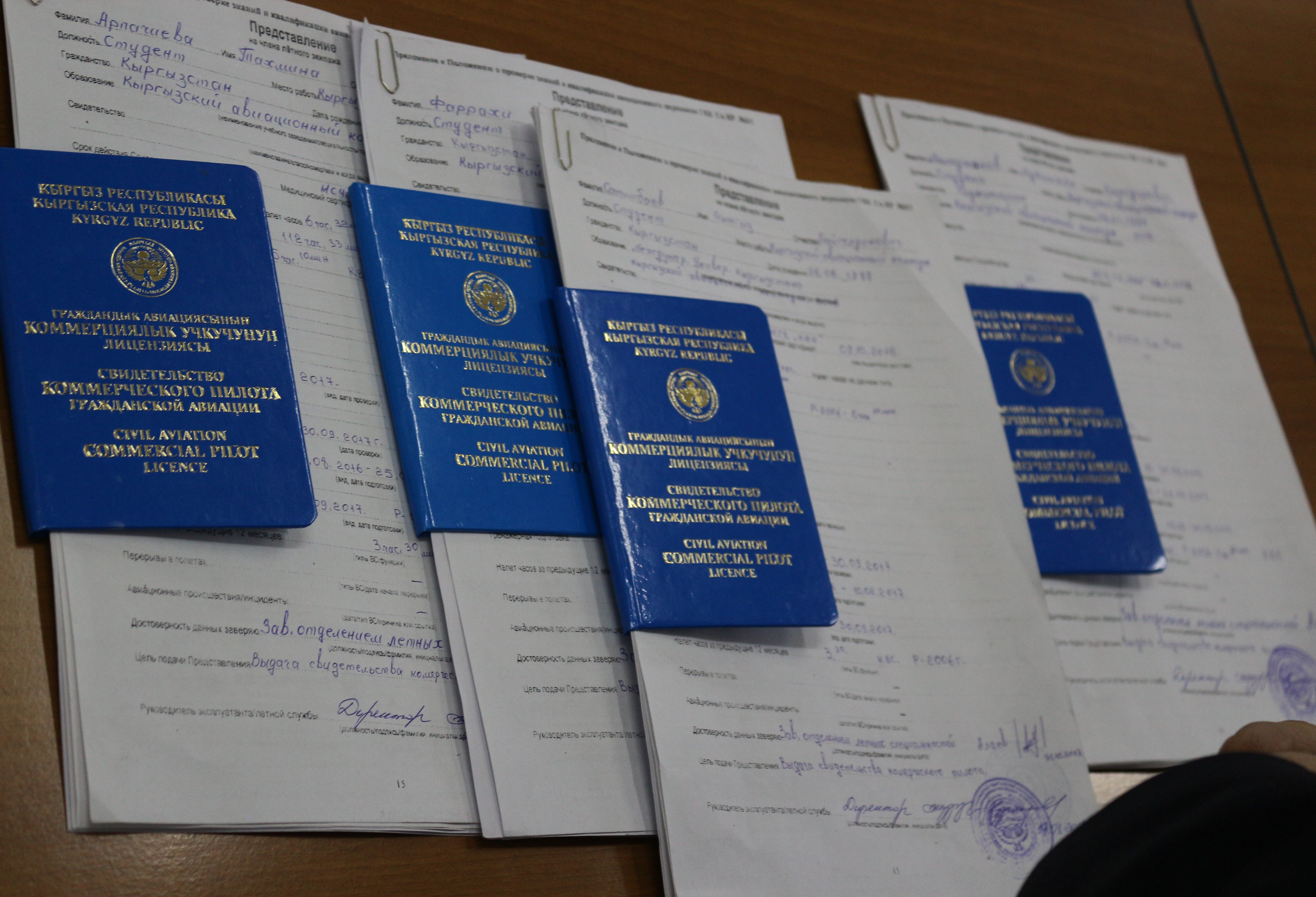 Впервые в истории Кыргызстана лицензию пилота получила выпускница колл...