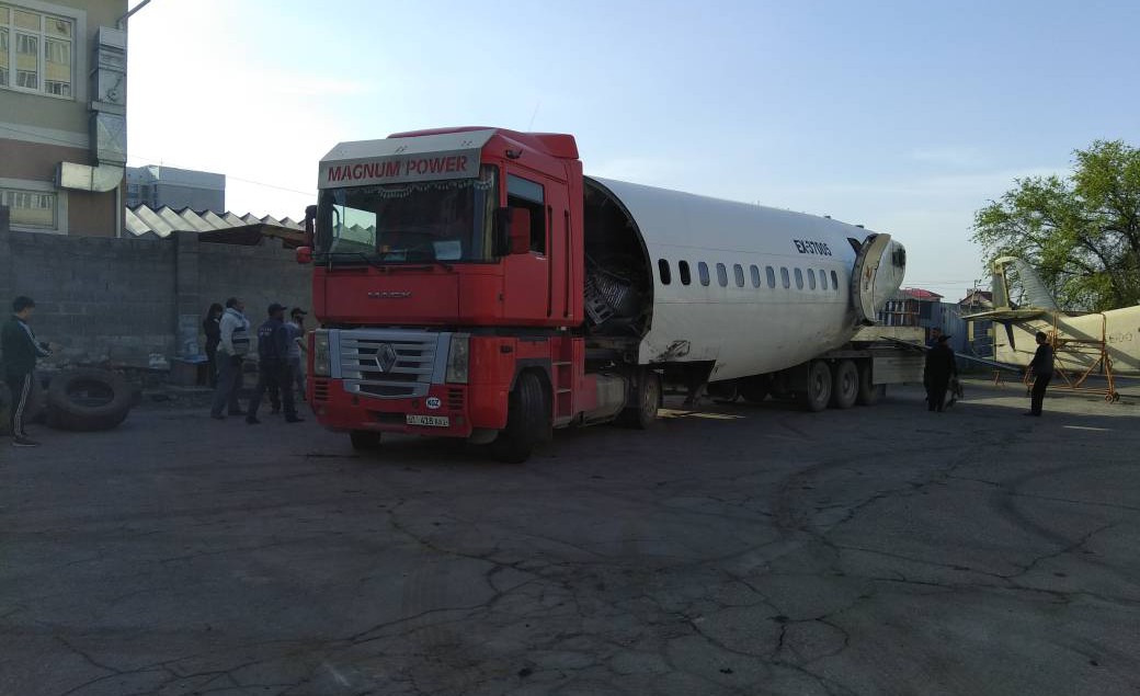 Cамолет Боинг-737-300 доставлен из аэропорта города Ош в город Бишкек, в  Кыргызский авиационный  институт имени И. Абдраимова