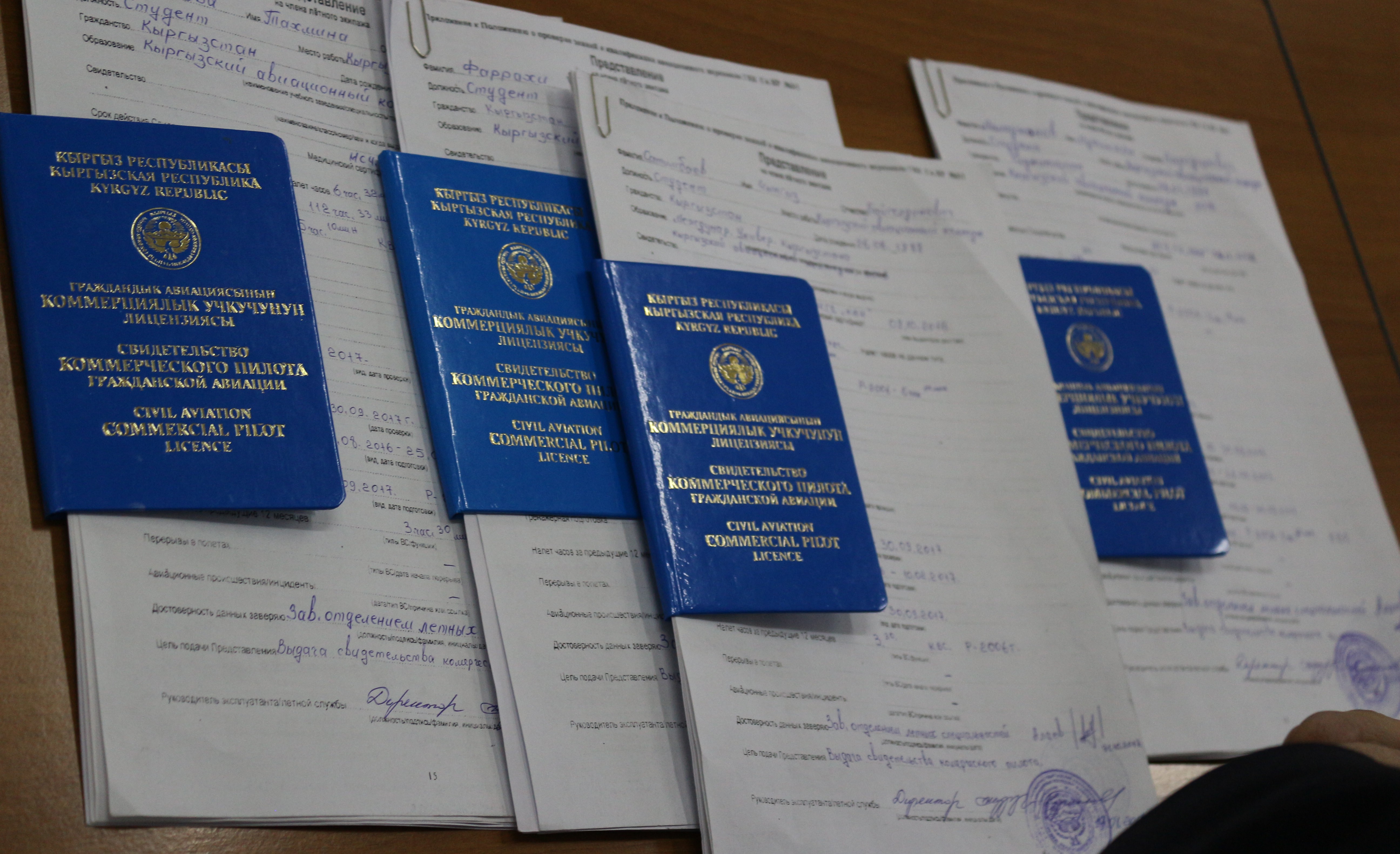 Впервые в истории Кыргызстана лицензию пилота получила выпускница колледжа