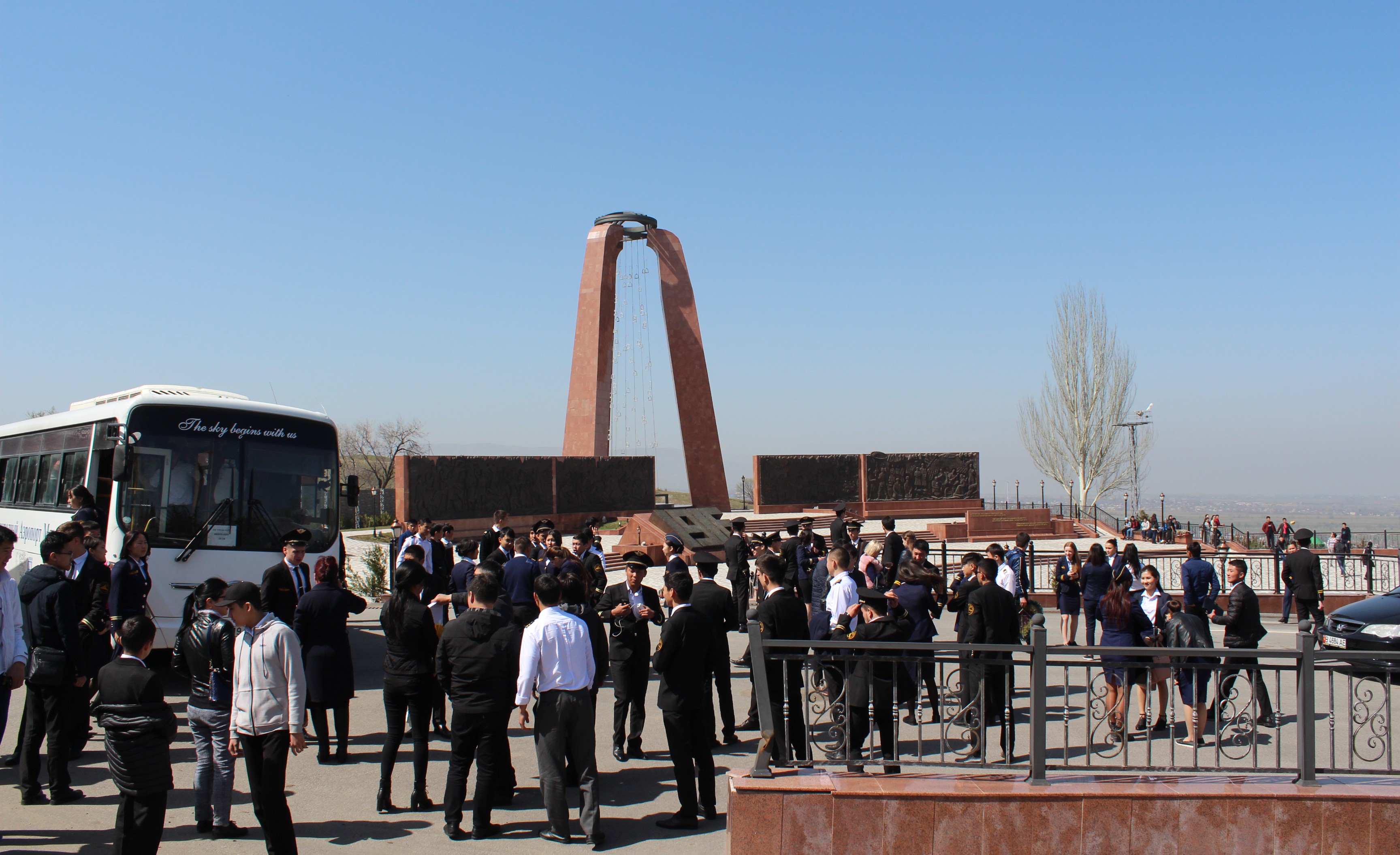 Руководством института была организована поездка в Музейно - Мемориальный комплекс “Ата-Бейит” посвященной ко дню народной Апрельской революции.