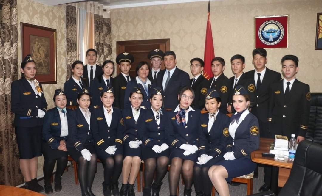 Студенты Кыргызского авиационного института 21.11.19 г по приглашению депутата ЖК КР Торобаева Б.Э. посетили здание Жогорку кенеш.