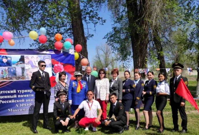 Сотрудники и студенты института поздравили победителей детского турнира по футболу