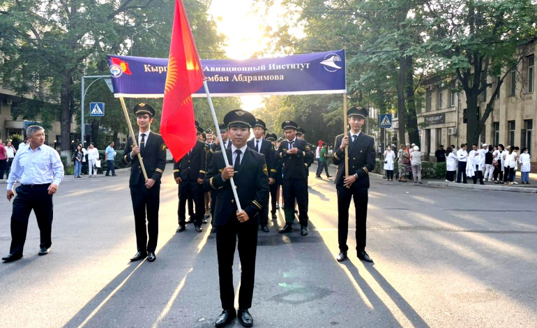 Студенты авиационного института участвовали в юбилейном параде в День Независимости Кыргызской Республики