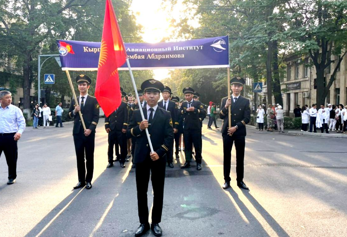 Студенты авиационного института участвовали в юбилейном параде в День Независимости Кыргызской Респу...