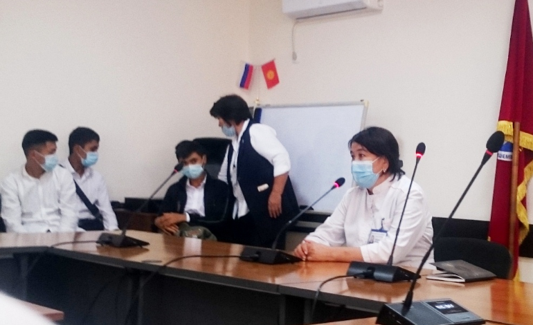 Студентам и сотрудникам института врач прочитала лекцию о методах защиты от COVID-19