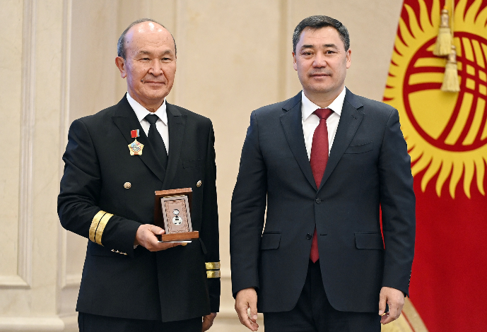 Ветерану КАИ Даирову Р. Д. Президент Кыргызской Республики вручил госу...