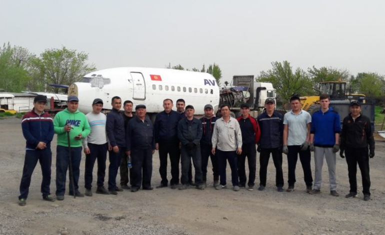 Министерством транспорта и дорог Кыргызской Республики сегодня началась транспортировка частей самолета Боинг-737-300 из аэропорта города Ош в город Бишкек, в Кыргызский авиационный институт имени И. Абдраимова