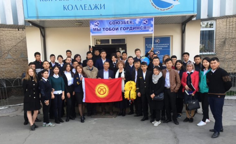 В Кыргызском авиационном колледже им. И.Абдраимова, состоялась встреча студентов и преподавателей колледжа со своим знаменитым выпускником-летчиком Салиевым Союзбеком