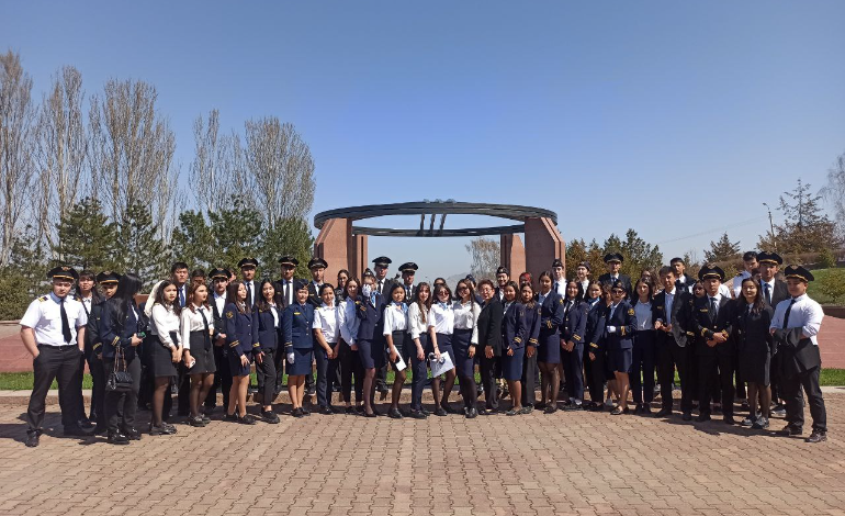 Cтуденты Кыргызского Авиационного Института им. И. Абдраимова посетили Мемориальный комплекс  «Ата-Бейит». 