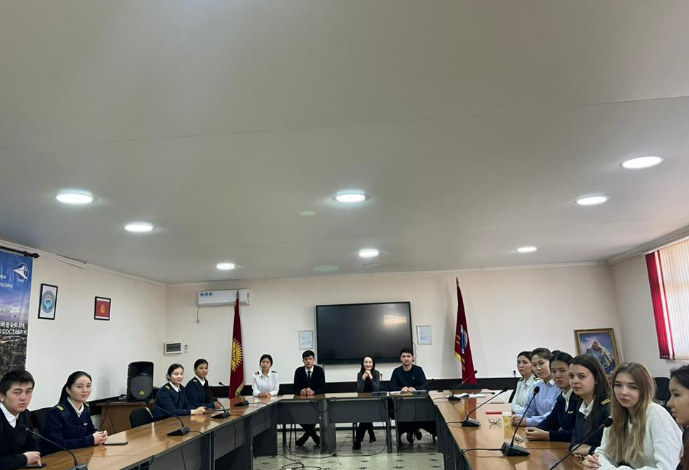 Представители авиакомпании «Авиатрафик» и аэропорта «Манас» провели гостевую лекцию для студентов пе...