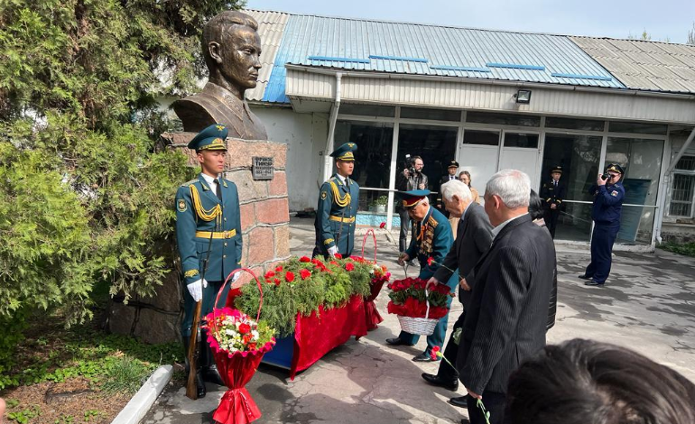 Герою Советского Союза, военному лётчику Тимуру Фрунзе 100 лет
