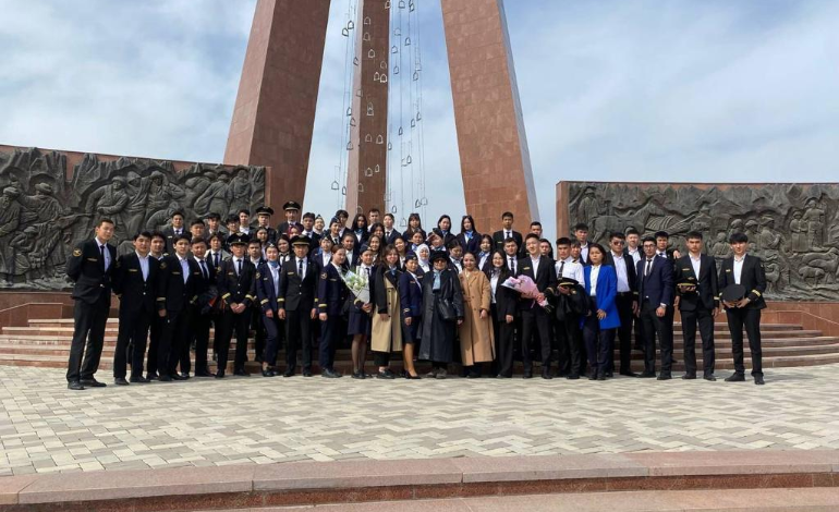 Преподаватели и студенты КАИ посетили Историко-мемориальный комплекс «Ата-Бейит» и почтили память погибших героев Апрельской революции 