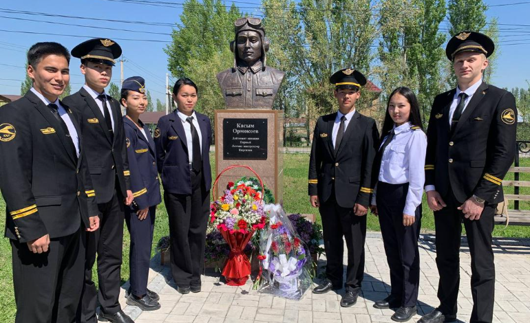 26 апреля в селе Джал состоялся митинг-реквием, посвященный открытию памятника Героя Советского союза летчика инструктора Касыма Ормокоева.
