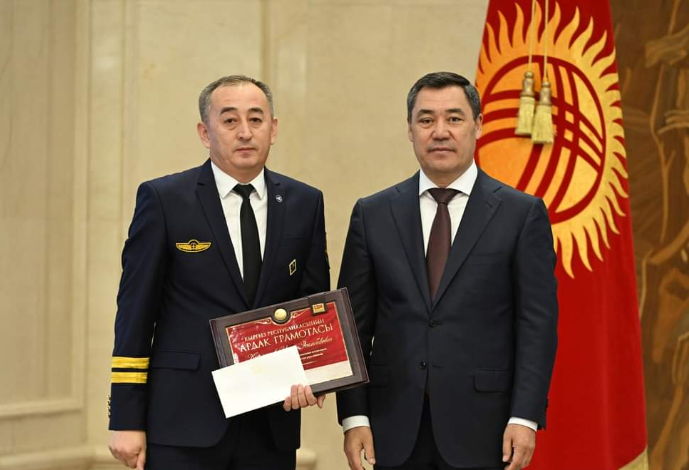 Президент Садыр Жапаров вручил государственные награды отличившимся кыргызстанцам