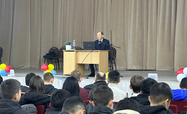 Генерал-майор Кубанычбек Орузбаев выступил с гостевой лекцией перед студентами института