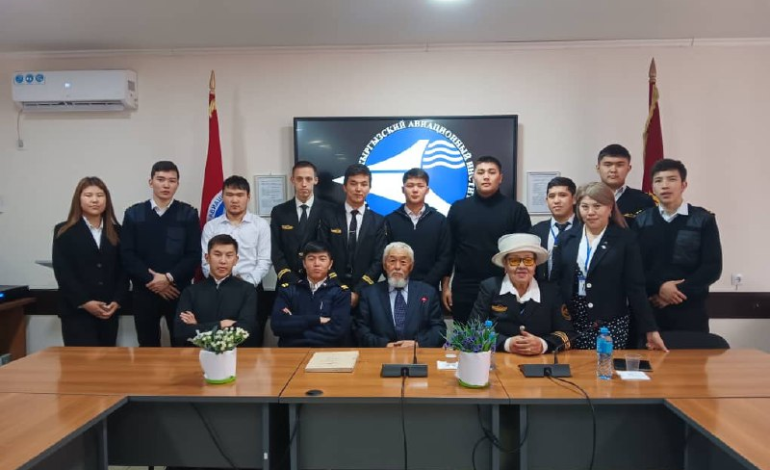Ветеран гражданской авиации Кенешбек Султанбеков провел для студентов авиачтения