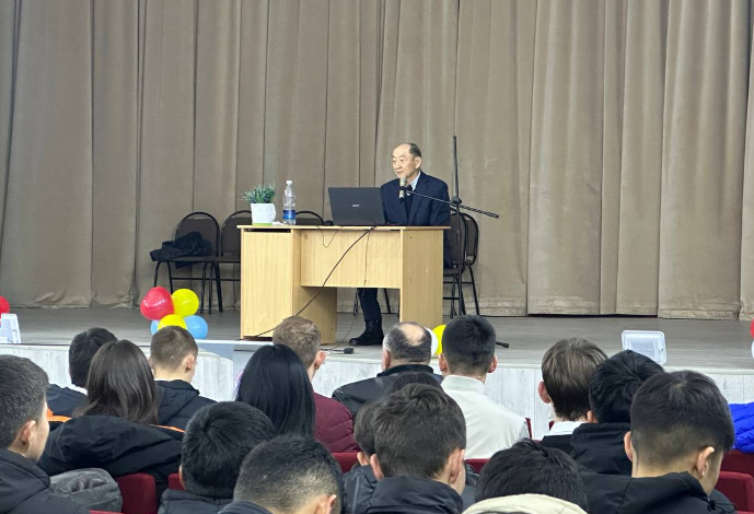 Генерал-майор Кубанычбек Орузбаев выступил с гостевой лекцией перед студентами института