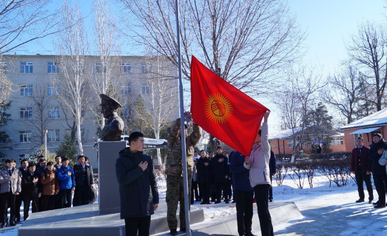 В институте состоялась церемония поднятия флага Кыргызстана