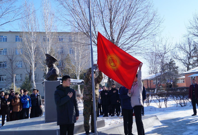 В институте состоялась церемония поднятия флага Кыргызстана
